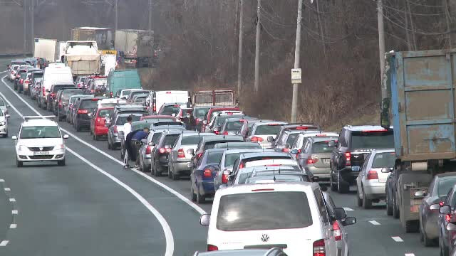 Nervi, claxoane, coloane de mașini și accidente pe șoselele din România. Ce le recomandă polițiștii șoferilor