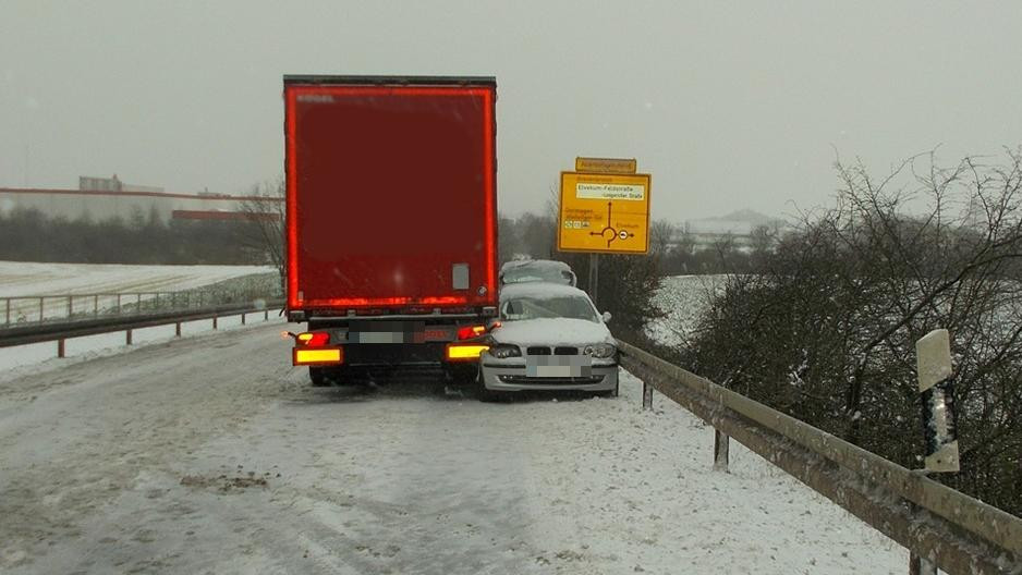 Cum a reușit un șofer să oprească un BMW cu camionul său, după ce șoferița leșinase