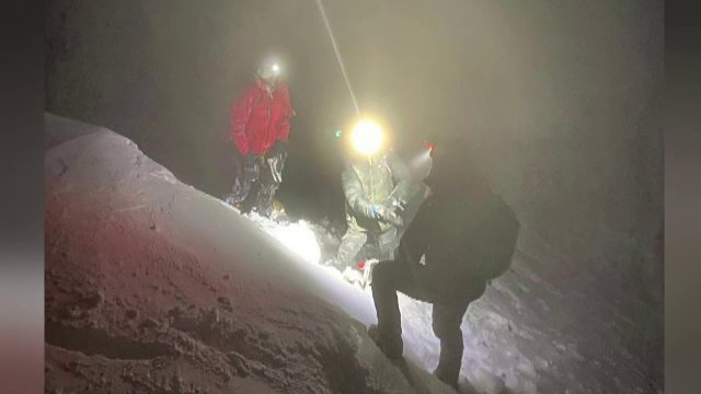 Doi turişti au fost surprinși de vremea rea în Bucegi. Operațiunea de salvare a durat 5 ore