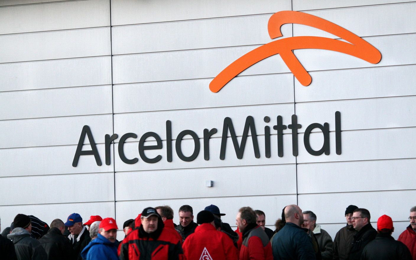 ArcelorMittal anunţă concedieri masive. Cel mai mare producător de oțel din lume are trei fabrici în România