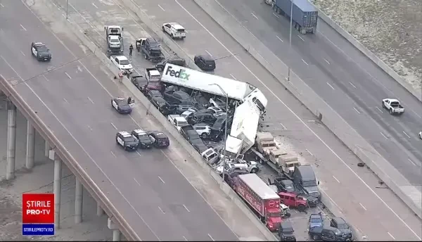 Cel puţin cinci morţi într-un carambol cu 100 de maşini pe o autostradă îngheţată din Texas