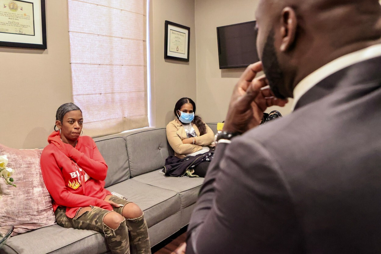 Decizia luată de femeia care și-a dat intenționat cu lipici în cap, după ce un medic a tratat-o gratuit