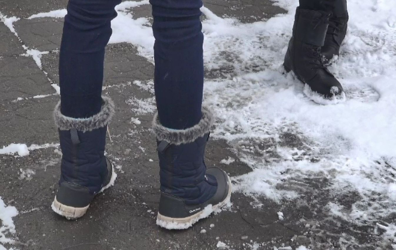 Copilă de 14 ani, cu mâna ruptă după o bătaie primită de la tată