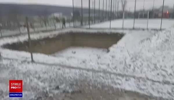 Școală din Vaslui, cuprinsă de un incendiu violent. Șase elevi erau în unitate când au izbucnit flăcările