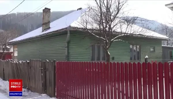 Copilă de 14 ani, cu mâna rupă după o bătaie primită de la tată