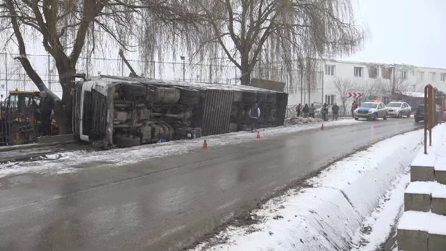 Un TIR în care se aflau sute de oi s-a răsturnat într-o localitate din Alba: „Jumătate au murit și jumătate au fost salvate”