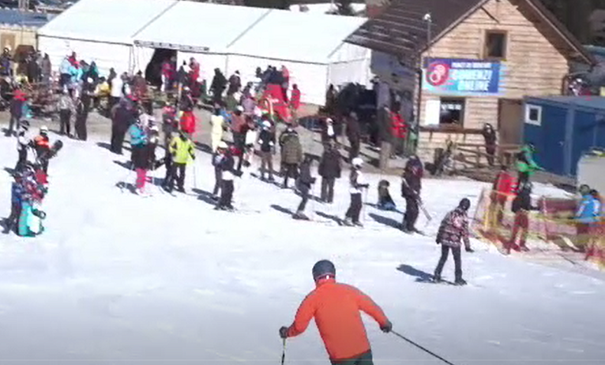 Iubitorii de schi s-au adunat pe pârtii. Aglomerație pe Valea Prahovei, la Păltiniș sau Rânca