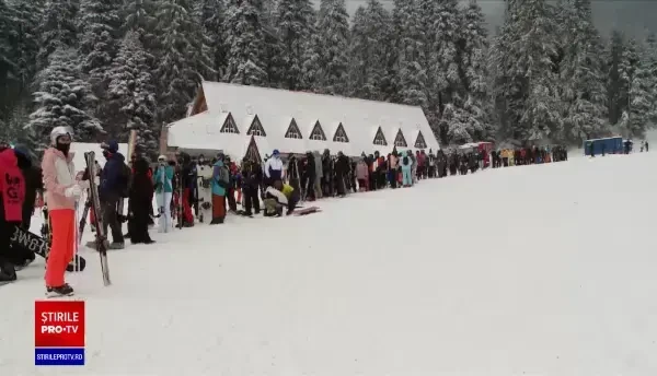Iubitorii de schi s-au adunat pe pârtii. Aglomerație pe Valea Prahovei, la Păltiniș sau Rânca