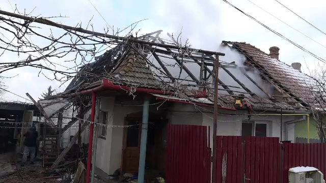 Mai multe case, cuprinse de flăcări, după ce sobele au fost suprasolicitate din cauza gerului: „Intra focul de la vecin”