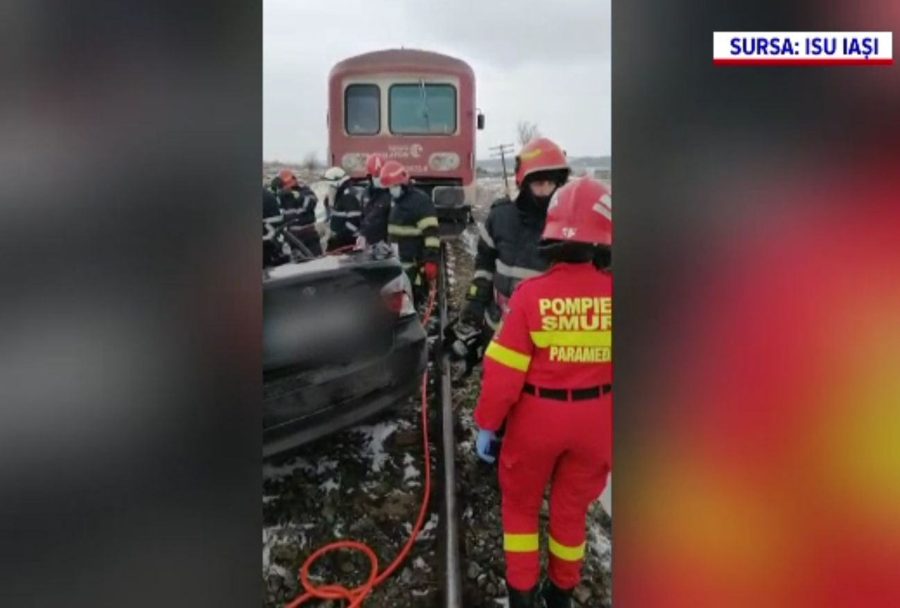 Doi tineri au murit loviți de tren, în Iași. Bărbatul de la volan a forțat trecerea de cale ferată