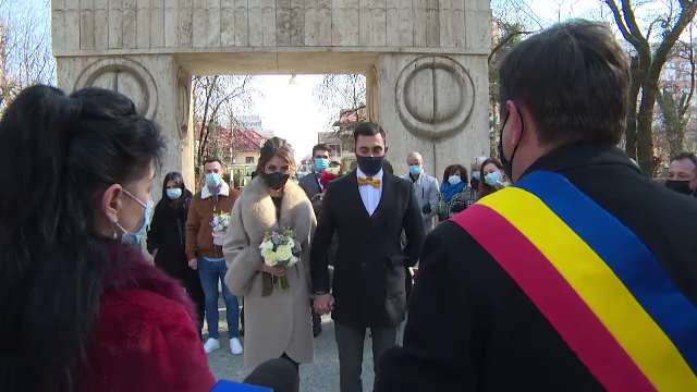 Doi tineri și-au unit destinele la Poarta Sărutului din Târgu Jiu, chiar de Valentine's Day