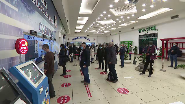 De ce preferă românii să stea la coadă ca să își plătească taxele, în loc să le achite online. „Mai ies un pic din casă”