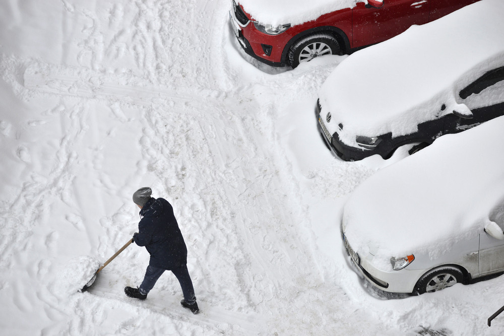 Un ucrainean a raportat o crimă fictivă la el în sat ca autoritățile să îi dezăpezească strada