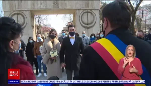 Doi tineri și-au unit destinele la Poarta Sărutului din Târgu Jiu, chiar de Valentine's Day