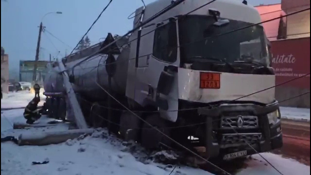 La un pas de nenorocire, după ce o cisternă cu combustibil a dărâmat un stâlp, în Bușteni