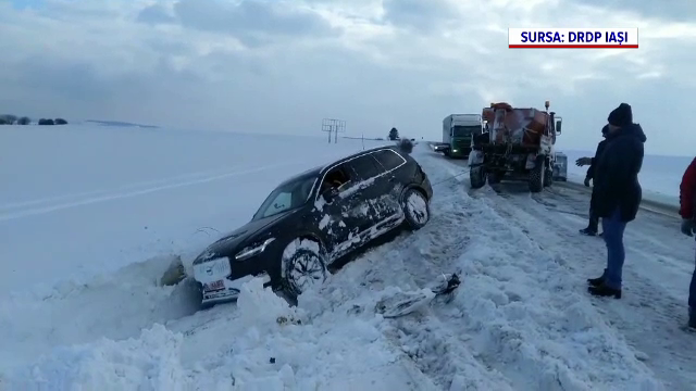 Mașini aruncate în șanț de vântul puternic, pe un drum înzăpezit din Suceava