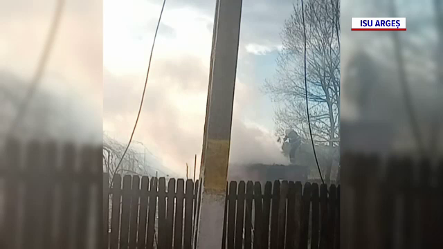 Casă distrusă de flăcări în Argeș. De la ce a pornit incendiul