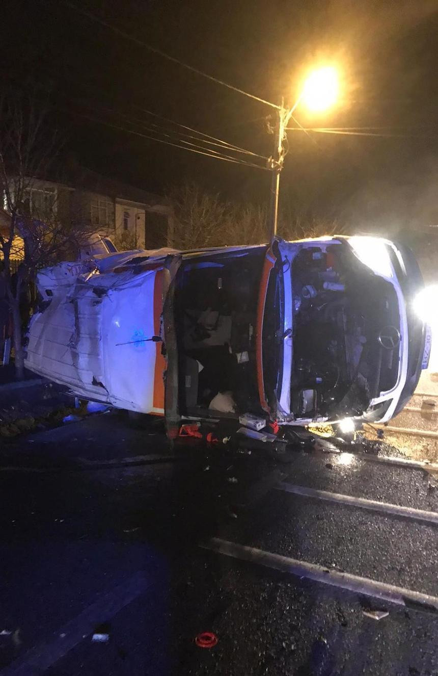 O ambulanţă care transporta o pacientă cu COVID s-a răsturnat în Vrancea. Femeia a murit