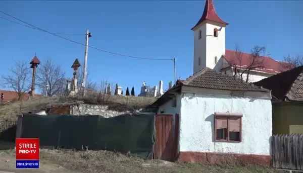 Un bărbat din Aiud a fost găsit răpus de frig într-o casă părăsită