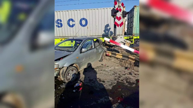 Mașina condusă de o femeie de 67 de ani, izbită de tren în Bacău. Ce a pățit bătrâna