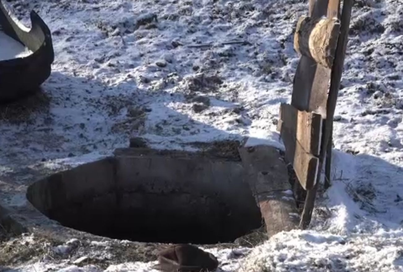 Bărbat din Argeș, găsit mort de fiica acestuia, într-o fântână. Cum ar fi ajuns acolo