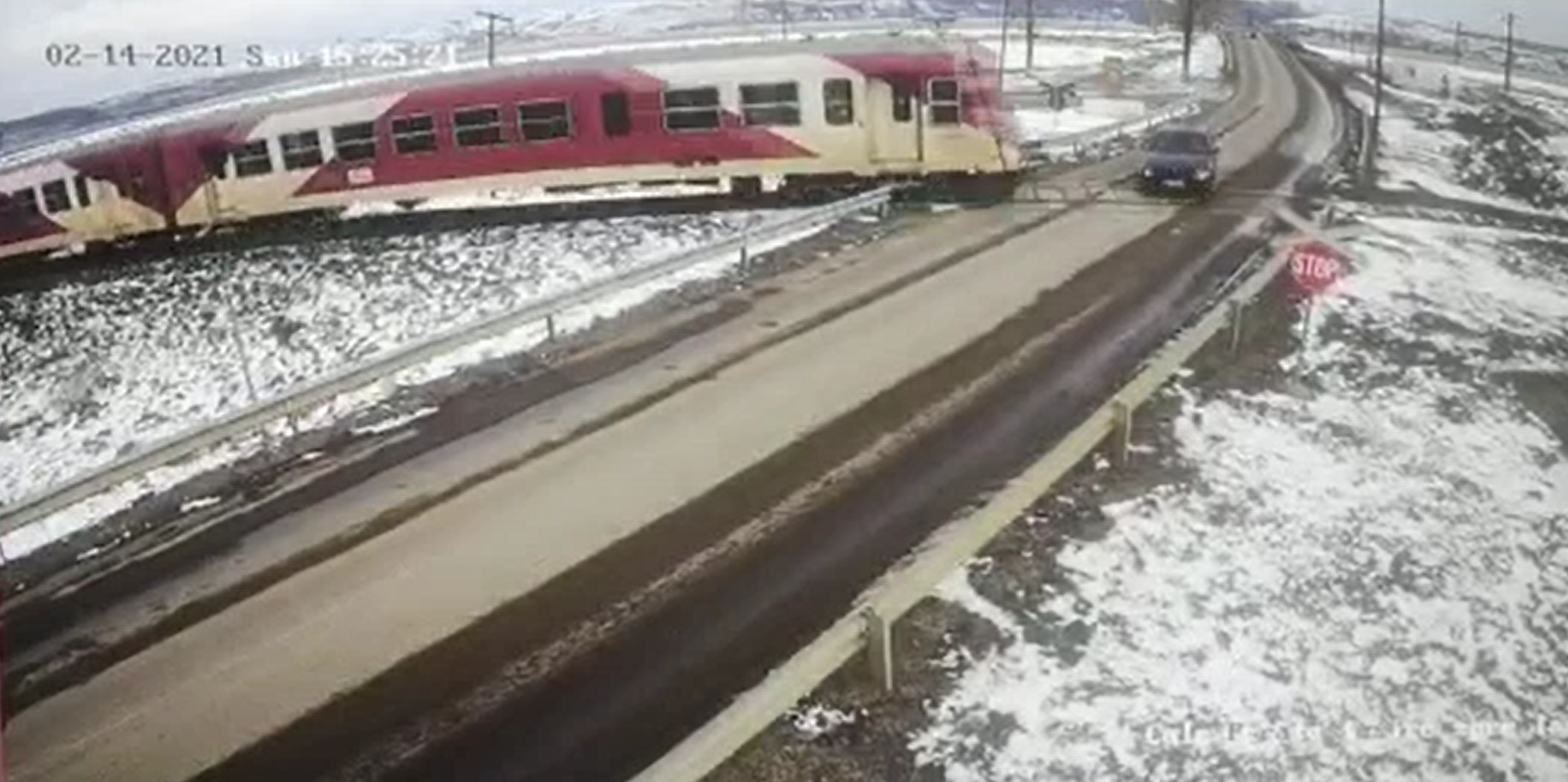 Imagini șocante. Momentul în care mașina în care se aflau doi tineri din Iași este spulberată de tren