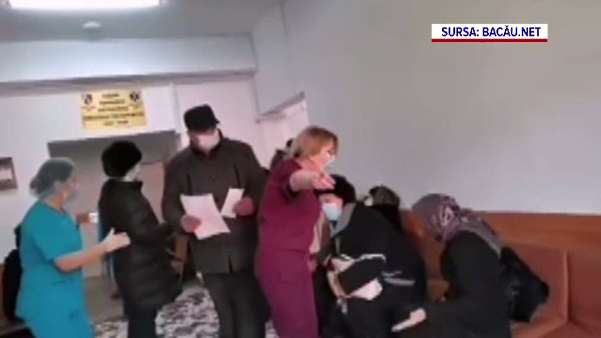 Situație revoltătoare în Bacău. Mai mulţi oameni au fost scoşi afară din Spitalul Județean în pijamale