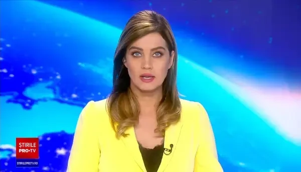 Imagini șocante. Momentul în care mașina în care se aflau doi tineri din Iași este spulberată de tren