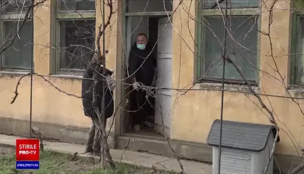 Zeci de câini, ţinuţi în mizerie şi înfometaţi, într-un adăpost insalubru din județul Arad. Imagini revoltătoare