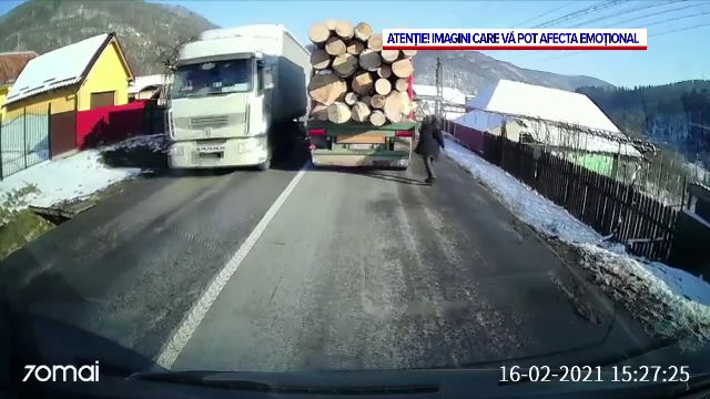 A vrut să traverseze și a intrat cu capul într-un camion de lemne. Ce s-a întâmplat
