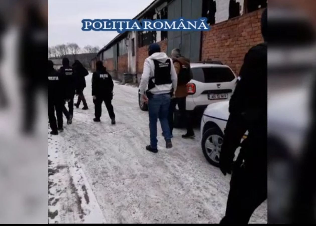 Colecție de piese auto, găsită la doi bărbați acuzați de furtul unui bolid de lux, din Alba Iulia