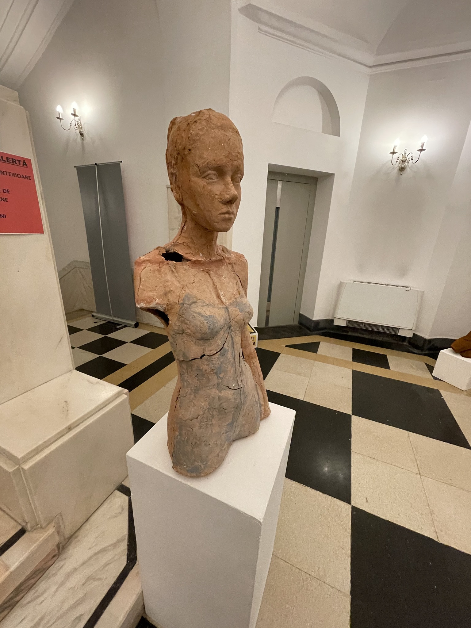 Reacția lui Clotilde Armand după ce a fost acuzată că a expus ”drăcoaice fără sutien” în primărie