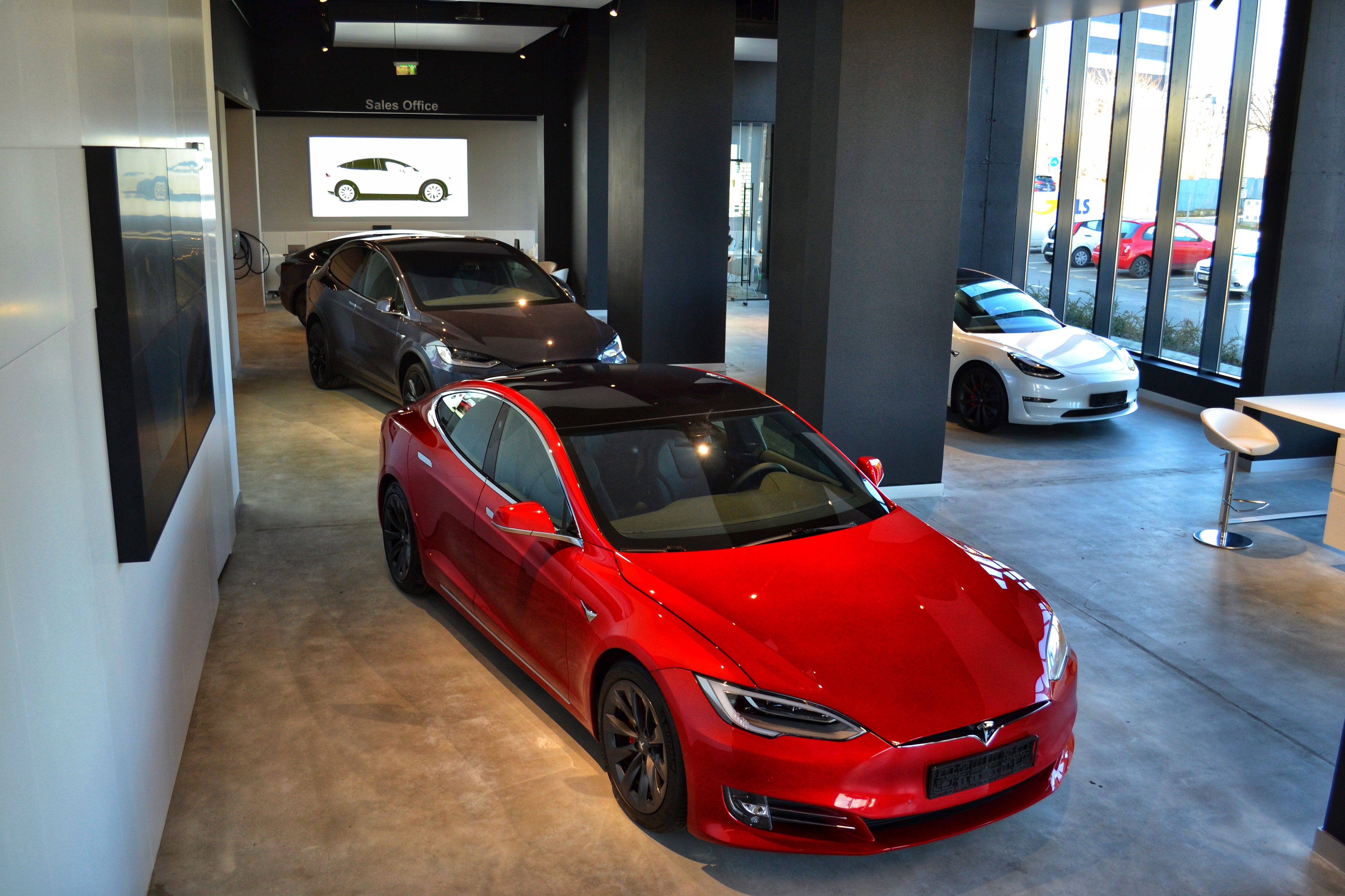 Când se deschide primul showroom Tesla din România. Va fi cel mai mare din Europa de Est