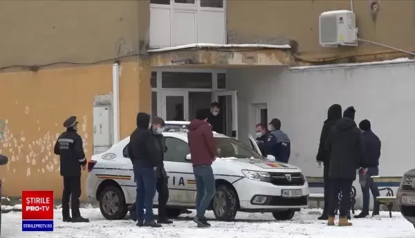 Femeie din Târgu Mureş, surprinsă în timp ce căra un cadavru cu tomberonul