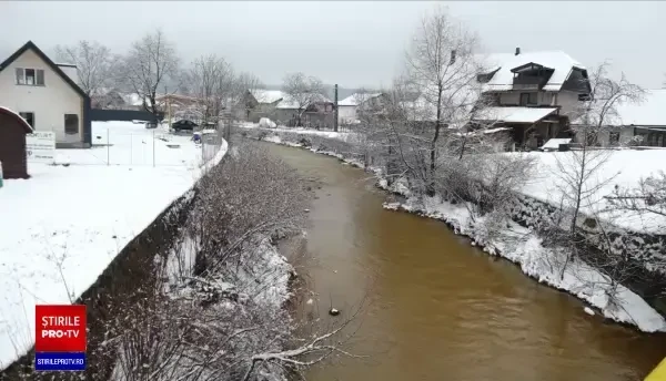Un râu din Maramureș a devenit portocaliu peste noapte. „Se revarsă de la mina Băiţa”