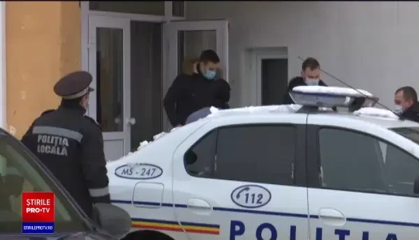 Femeie din Târgu Mureş, surprinsă în timp ce căra un cadavru cu tomberonul