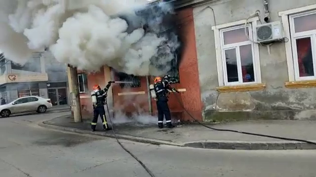 Un bărbat din Ploiești și-a incendiat casa pentru a se răzbuna pe soţia care l-a părăsit