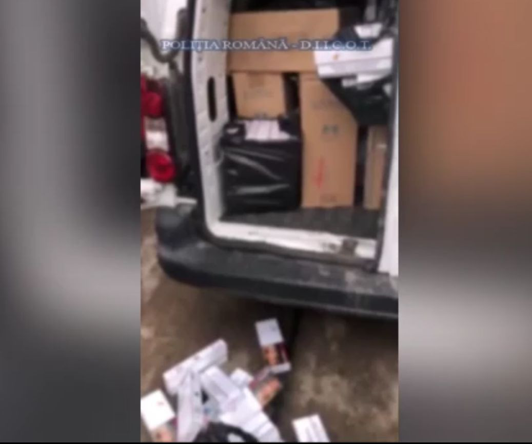 Contrabandiști de țigări, ridicați de polițiști. Câți bani au găsit în locuințele lor