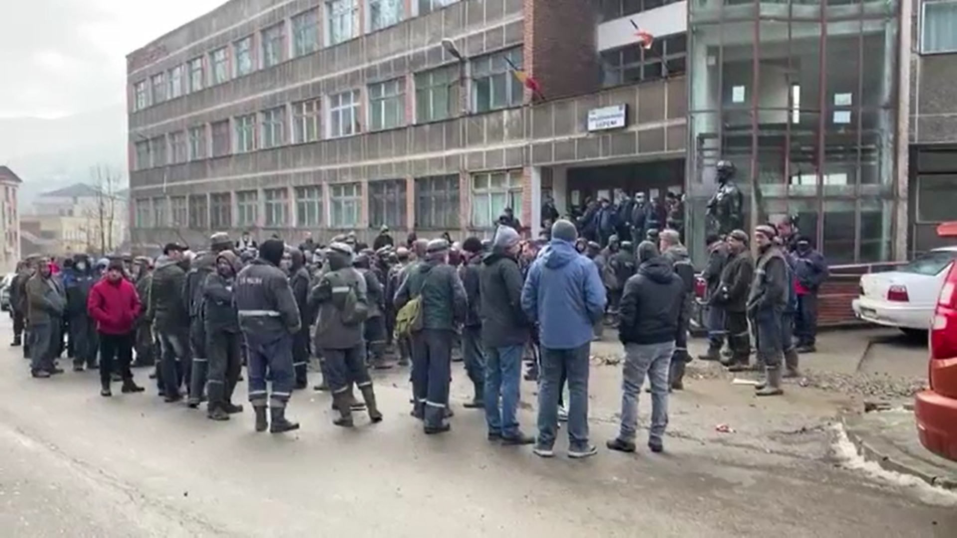 Mii de apartamente din Deva au rămas fără căldură după ce minerii de la Termocentrala Mintia au oprit lucrul