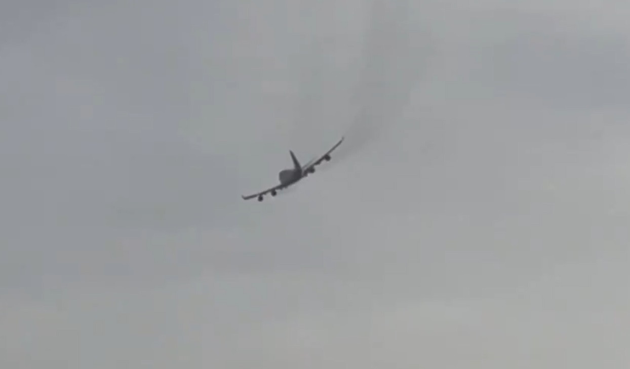 VIDEO. Un avion a pierdut părți din motor după ce a decolat din Maastricht. Bucăți de metal au căzut pe mașini