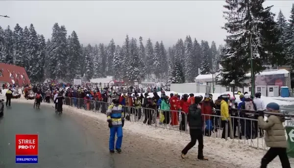 Cozi uriașe pe pârtiile de schi din Brașov, deși județul a intrat în scenariul roșu