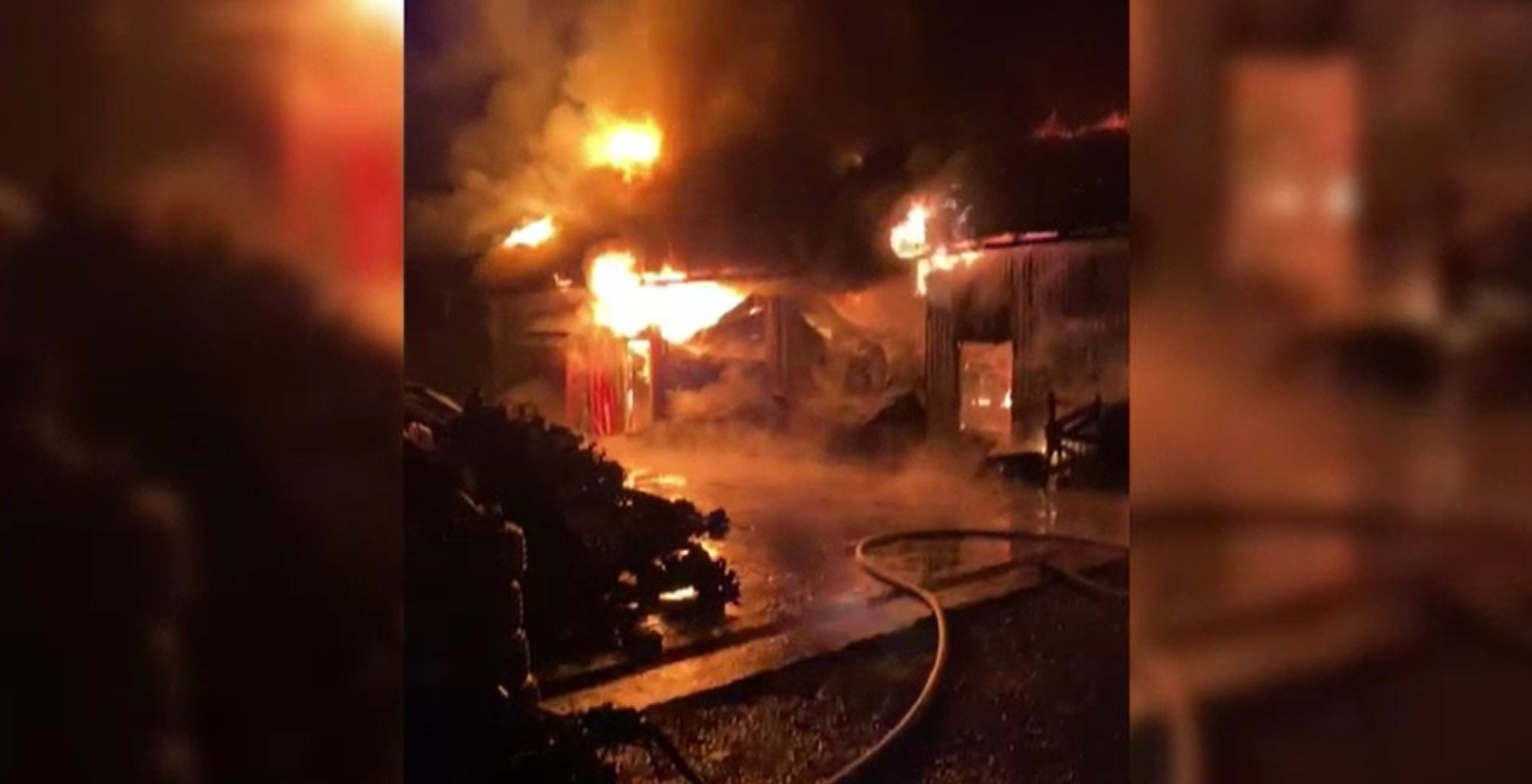 Incendiu violent în Târgu Neamț. Un service auto și un depozit au fost mistuite de foc