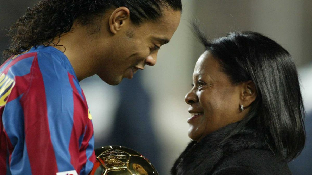 Ronaldinho, în doliu. Mama fostului fotbalist a murit după ce s-a infectat cu noul coronavirus