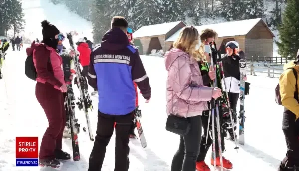 Turiștii au luat cu asalt pârtiile din Poiana Brașov, în ciuda restricțiilor. "A fost mai greu cu mâncarea"