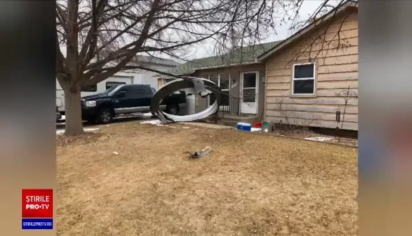 Clipe de groază pentru pasagerii unui avion, după ce motorul acestuia a explodat în timpul zborului