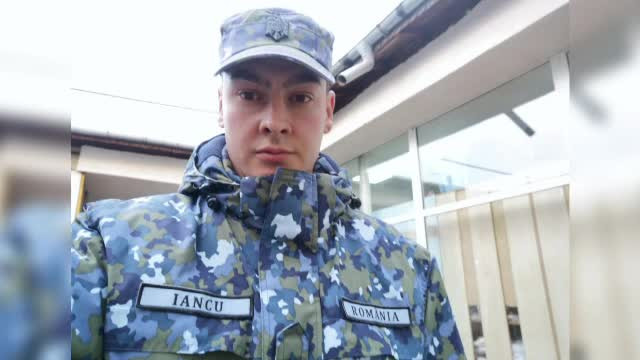 Militarul erou care a salvat o vecină paralizată, după ce casa i-a luat foc. "Flacăra era până-n tavan. Am intrat pe burtă"