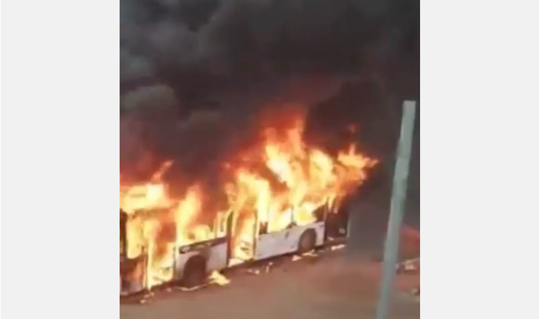 Un autobuz a ars ca o torță în Galați. Călătorii au reușit să se evacueze la timp