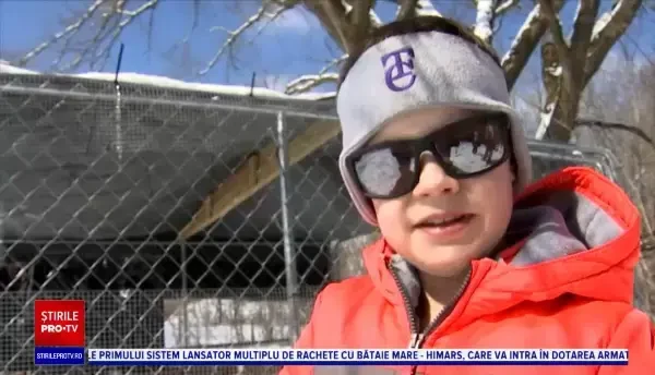 Neobișnuitul animal de casă al unei familii din SUA: Donut se dă cu sania și stă pe colac în piscină