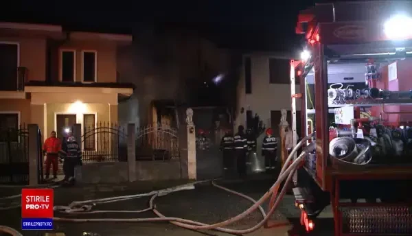 O casă din Timișoara a fost cuprinsă de flăcări. Mai multe persoane au inhalat fum