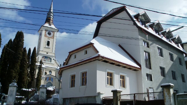 Cămin de bătrâni construit de biserică cu bani de la stat, pentru cei cu bani. „N-avem noi pensii de stat aici”